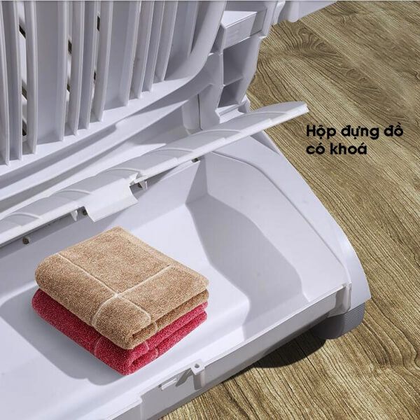 Phía sau ghế hồ bơi có ngăn đựng đồ tiện lợi