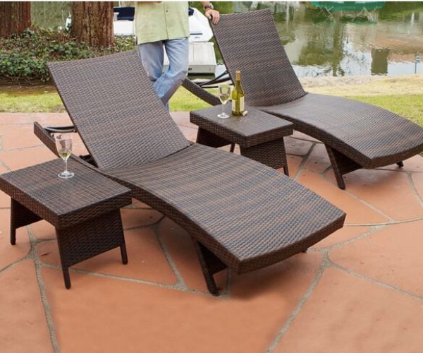 Thường xuyên vệ sinh và lau chùi ghế hồ bơi mây nhựa