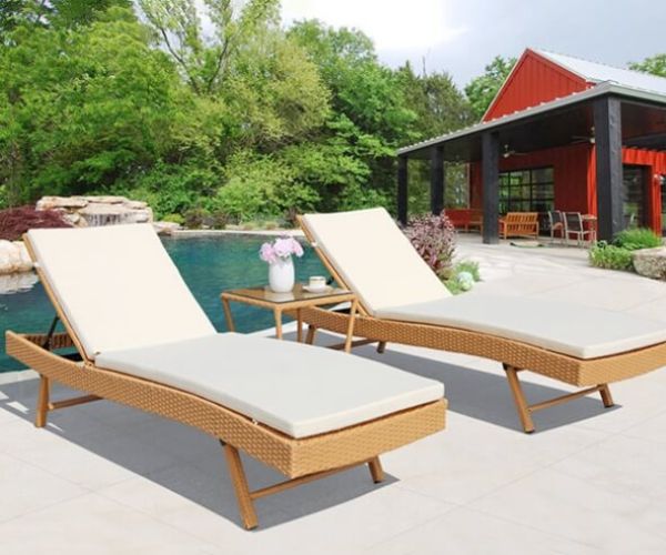 Trang bị nệm lót cho ghế tắm nắng hồ bơi