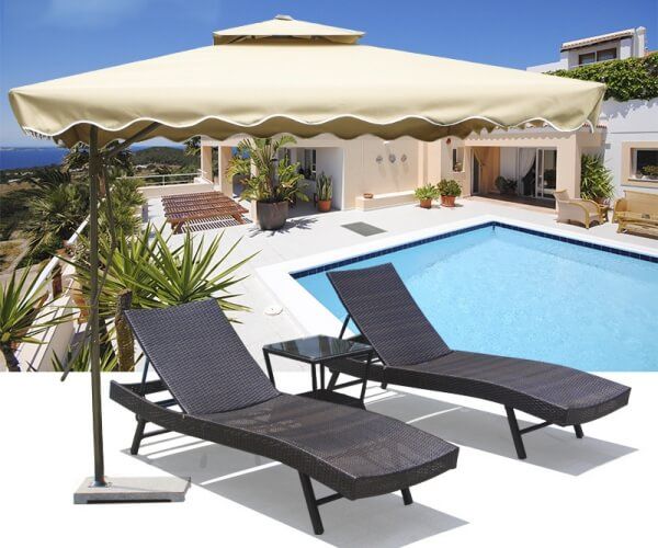 Sử dụng ô dù che nắng khi đặt ghế mây nhựa ngoài trời