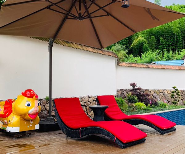 Ghế mây nhựa vừa dùng để tắm nắng vừa dùng làm không gian thư giãn, nghỉ ngơi 