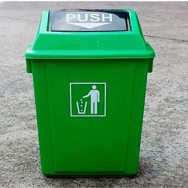 Bàn giao thùng rác nhựa nắp đẩy cho chị khách ở Hà Giang