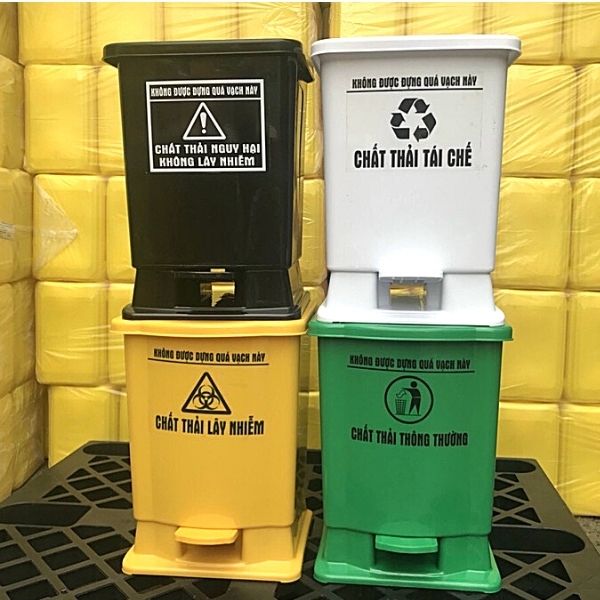 Thùng rác đạp chân 25l bàn giao tại kho cho khách hàng ở Hà Nội