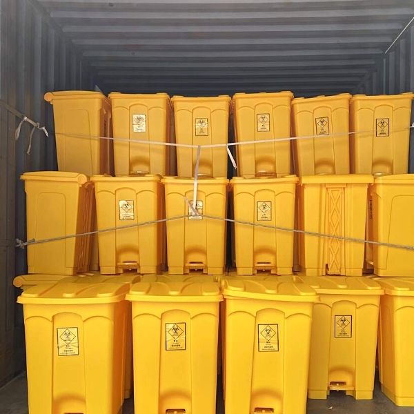 Lên xe vận chuyển thùng rác nhựa cho khách hàng ở Quảng Nam