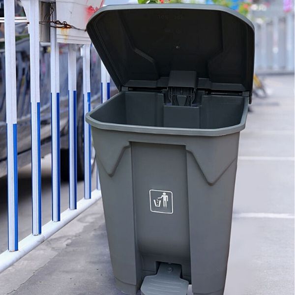 Cận cảnh quá trình đạp chân sử dụng thùng rác của khách hàng ở Yên Bái