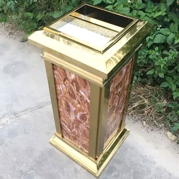 Thùng rác đá đỏ cửa xả rác phía trên