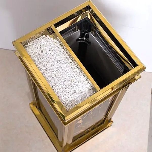 Thùng rác đá đỏ cửa xả rác phía trên