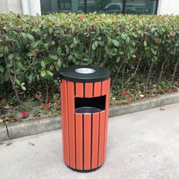 Thùng rác bằng gỗ được các công viên, hè phố đi bộ ưa chuộng sử dụng