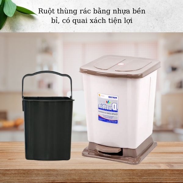 Thùng đựng rác bên trong làm từ nhựa cứng, có quai xách tiện dụng