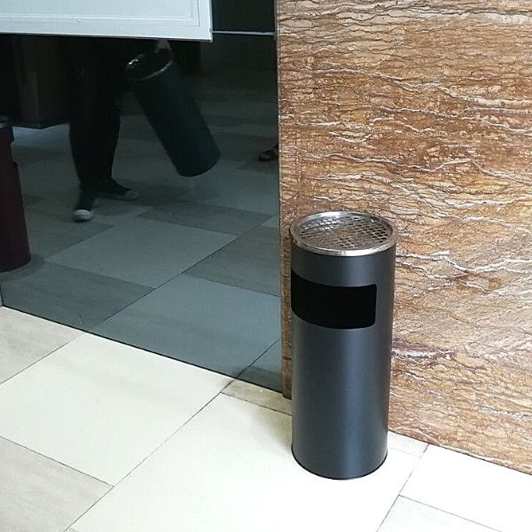 Thùng rác thép phun sơn nắp gạt tàn tròn Ø250