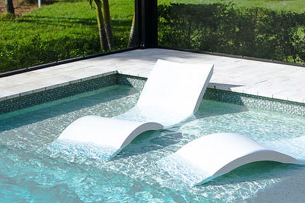 Ghế hồ bơi composite ứng dụng đa dạng cả trên cạn lẫn dưới nước