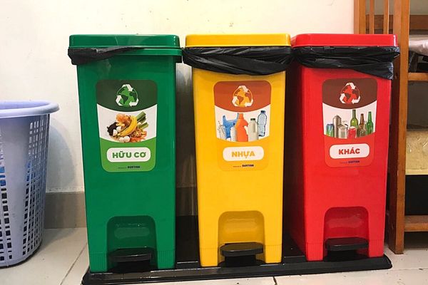 Hình thực tế thùng phân loại rác đang được ưa chuộng sử dụng hiện nay