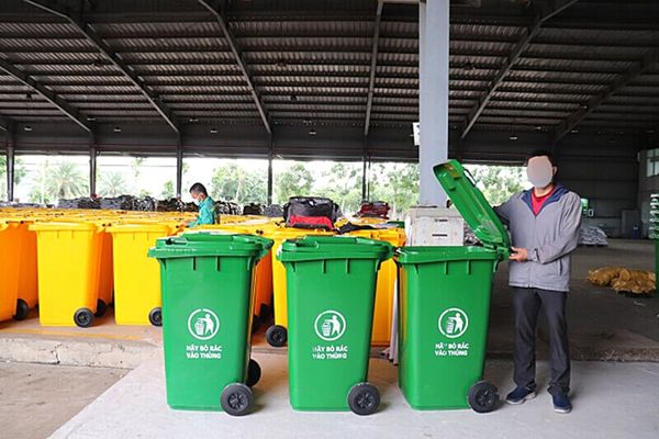 Thùng rác nhựa lớn sử dụng tại các không gian công cộng
