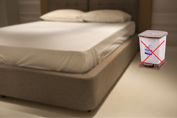 Tránh đặt thùng rác cạnh đầu giường ngủ