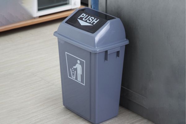 Nên để thùng rác phòng ngủ vào những vị trí kín đáo, thoáng đãng