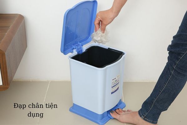 Thiết kế thùng đạp chân, dễ dàng bỏ rác vào thùng mà đảm bảo vệ sinh