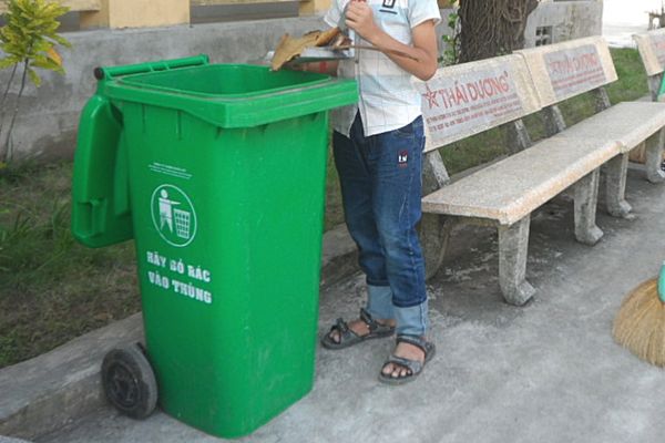 Sử dụng thùng rác trường học giúp nâng cao ý thức cho các em học sinh