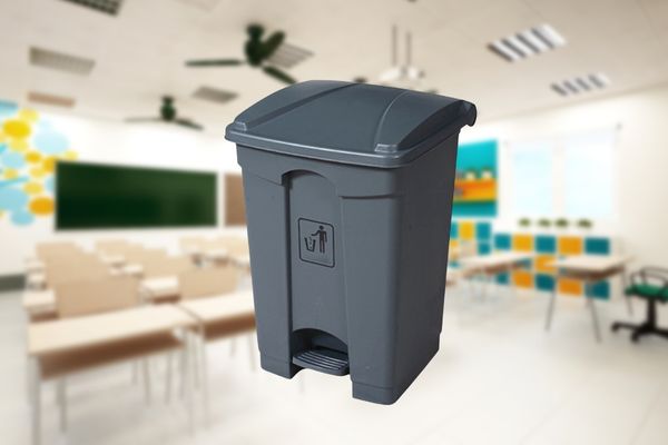 Sử dụng thùng đựng rác dung tích vừa cho các lớp học