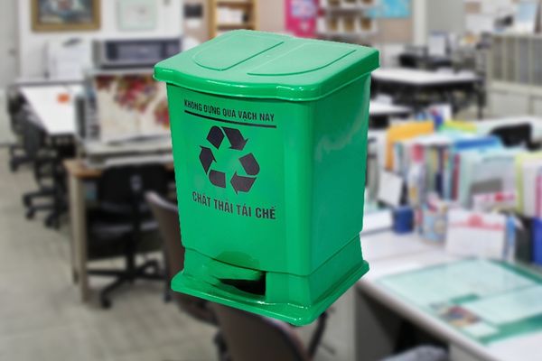 Thùng rác đạp chân tiện lợi được sử dụng tại các văn phòng