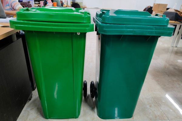 Thùng rác nhựa dung tích lớn đặt tại các khuôn viên và bãi gửi xe