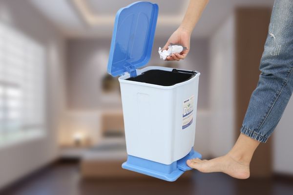 Thùng rác đạp chân cơ chế mở nắp thùng thông minh
