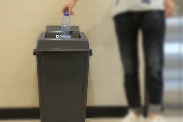 Thùng rác nhựa nắp lật tiện lợi cho người dùng vứt rác