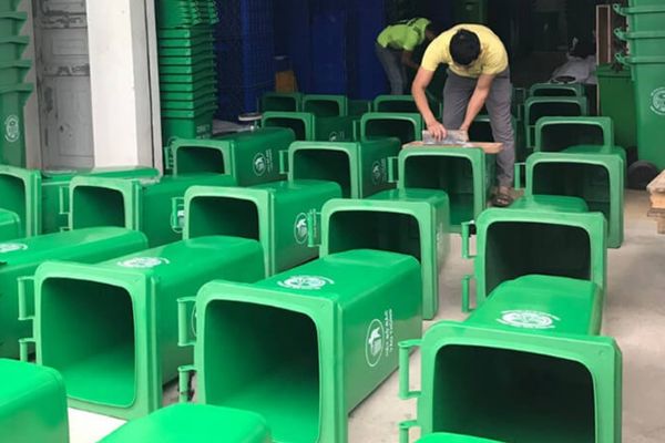 Kiểm tra chất lượng thùng rác trước khi mua hàng