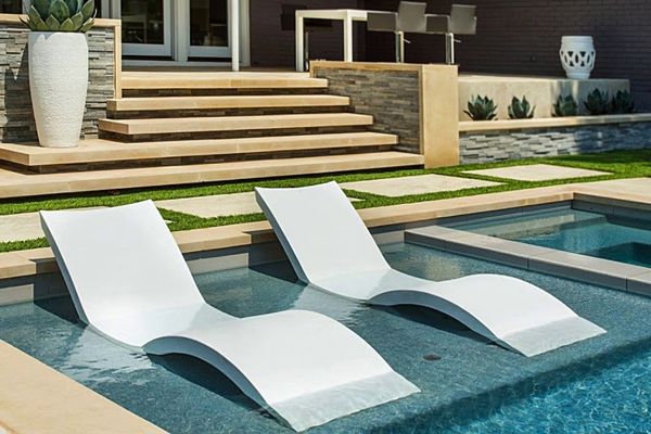 Mẫu ghế hồ bơi bằng composite được đánh giá cao và ưa chuộng sử dụng hiện nay