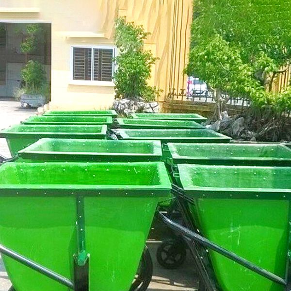 Bàn giao xe thu gom rác cho đại lý ở Ninh Thuận