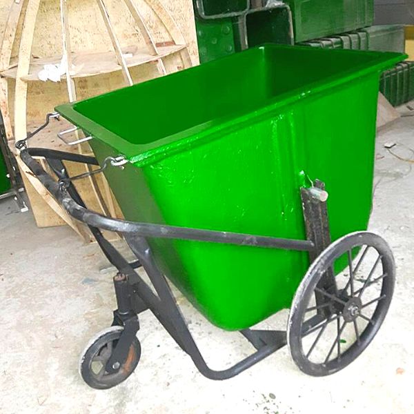 Xe đẩy tay 3 bánh composite tại tổng kho Hà Nội chuẩn bị xuất cho đối tác ở Hải Phòng