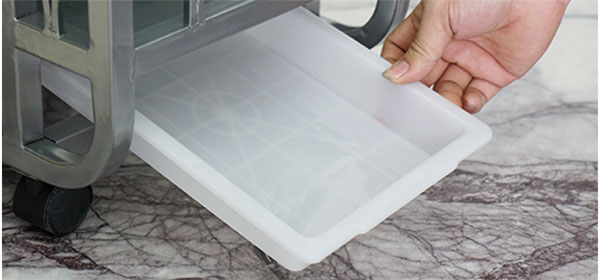 Đổ bỏ nước trên khay chứa