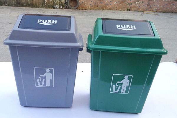 Thùng rác nắp lật được ưa chuộng sử dụng