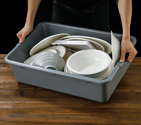 Khay đựng bát đĩa bẩn chứa nhiều dầu mỡ nên bạn cần vệ sinh chúng thường xuyên