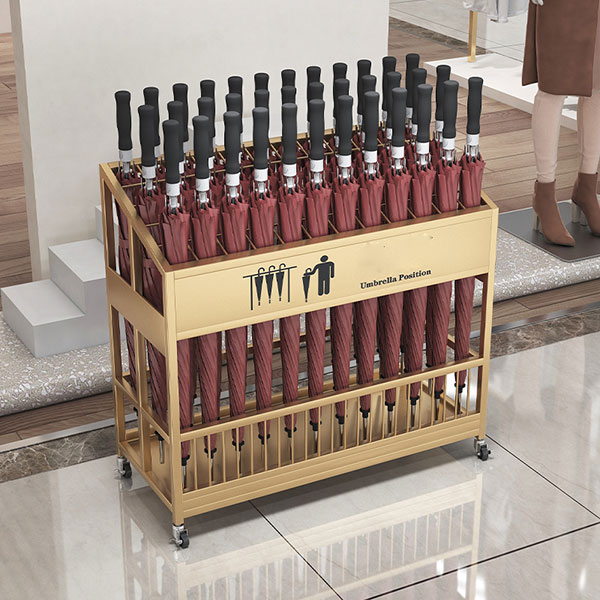 Resrot nên thiết kế thêm logo trên kệ đựng dù tạo sự chuyên nghiệp