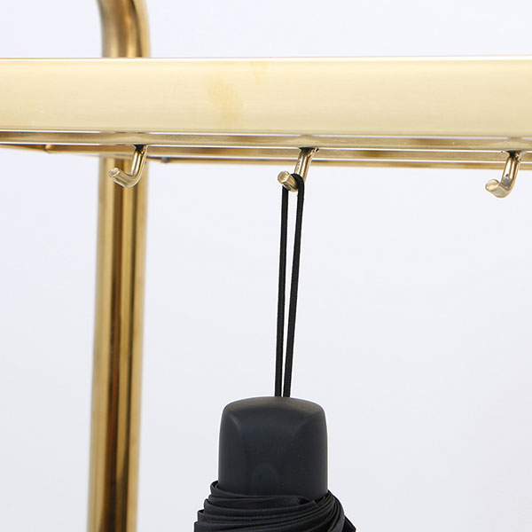 Móc treo kệ đựng dù kém chất lượng mỏng nên nhanh hỏng