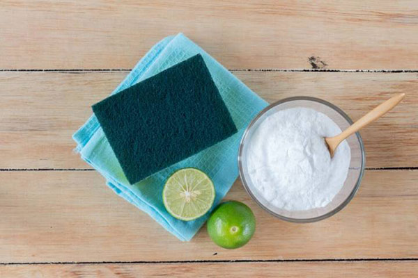 Chanh, baking soda tẩy mùi hôi rất tốt