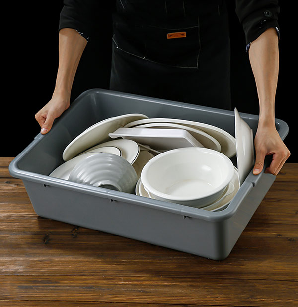 Do đựng bát đĩa bẩn nên khay nhựa dính dầu mỡ, bị bẩn nhiều