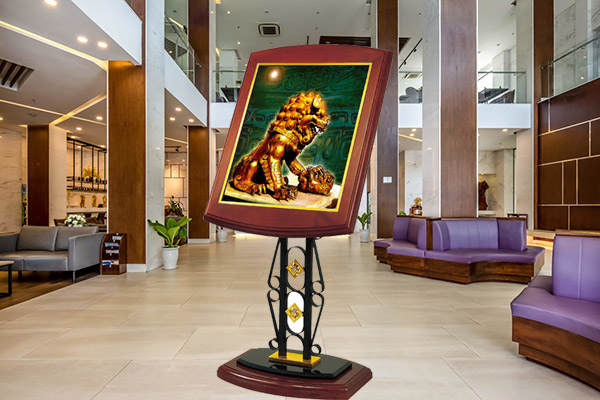 Bảng chào đón khách sạn thiết kế khung gỗ kết hợp thép phun sơn