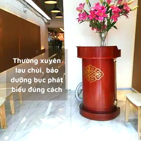 Thường xuyên lau chùi bục phát biểu