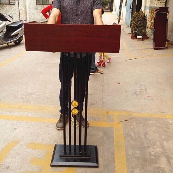 Hình ảnh thực tế bục phát biểu được khách hàng ở Nam Đình feedback lại cho Hành Tinh Xanh