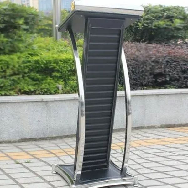 Bàn giao bục phát biểu cho khách hàng ở Đà Nẵng