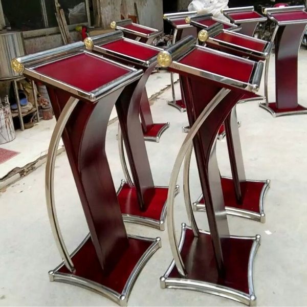 Bục phát biểu tại kho Sài Gòn chuẩn bị bàn giao cho đối tác ở Cần Thơ