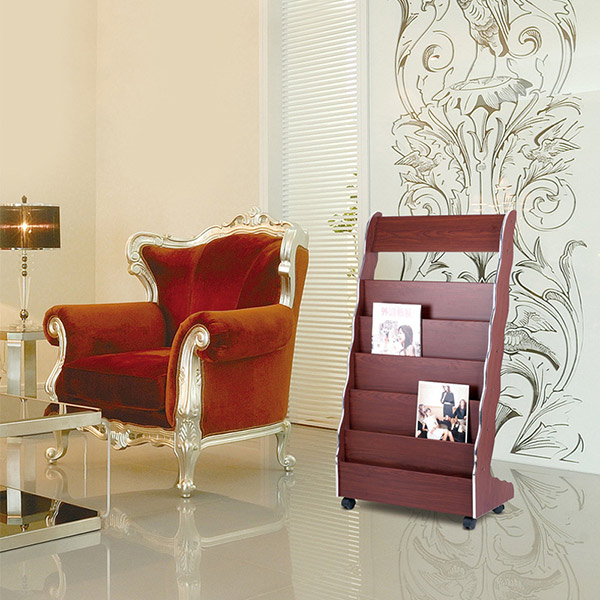 Thường xuyên lau chùi kệ đựng sách báo bằng gỗ