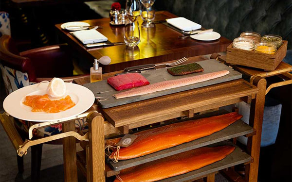 Xe đẩy thức ăn rất dễ bị dính dầu mỡ của đồ ăn