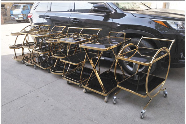 Dù còn mới nhưng nếu không gian kinh doanh thay đổi, nhà hàng cũng thanh lý xe đẩy rượu