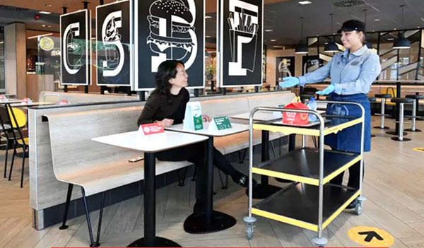 Đẩy xe chở thức ăn không tốn nhiều sức lực