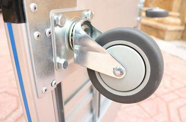 Thay mới bánh xe đẩy thức ăn nếu cần