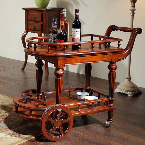 Xe chở rượu làm từ gỗ tự nhiên có màu truyền thống, trên gỗ có đường vân