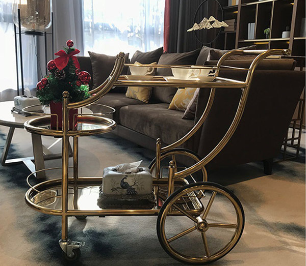 Mẫu xe đẩy rượu inox mạ vàng tại showroom Hành Tinh Xanh giá phải chăng