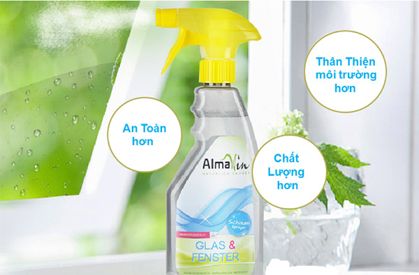 Sử dụng dung dịch rửa kính chuyên dụng